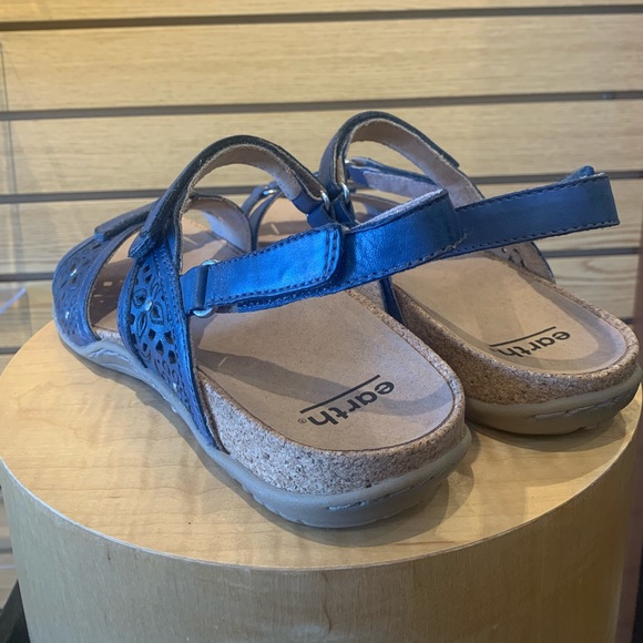 SANDALS! - Picture 3 of 6